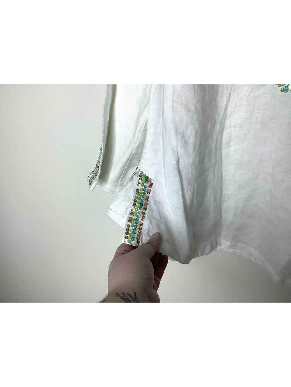 < Anne Carson 100% Linen White Top With Sequin Neckline Size Medium > - Picture 4 of 9